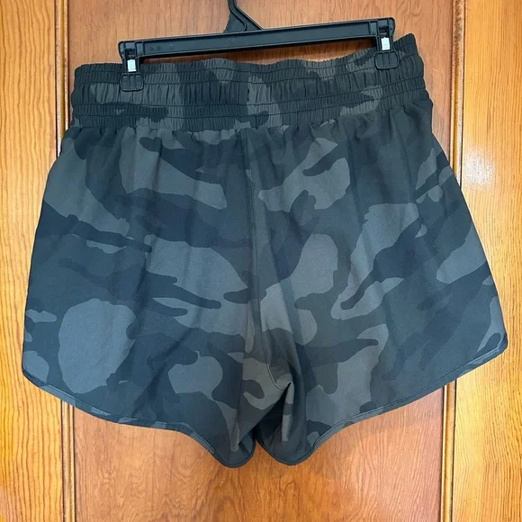 Albion Lunge women’s camo lined shorts size XL good condition - Picture 3 of 10